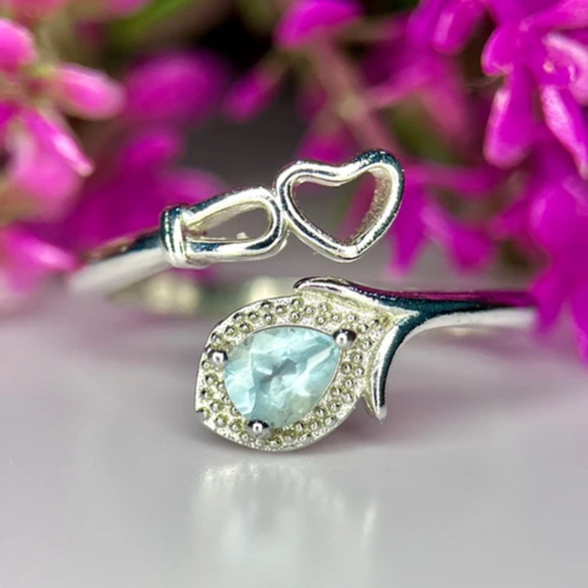 Ring met natuurlijke aquamarijn en rhodiumplating