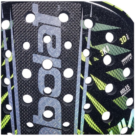 Detail van een zwarte padelracket met grote witte gaten en een "3D SPIN" patroon.