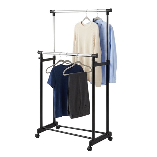 Dubbel kledingrek van zwart metaal en chroom, gevuld met overhemden, een trui en een broek.