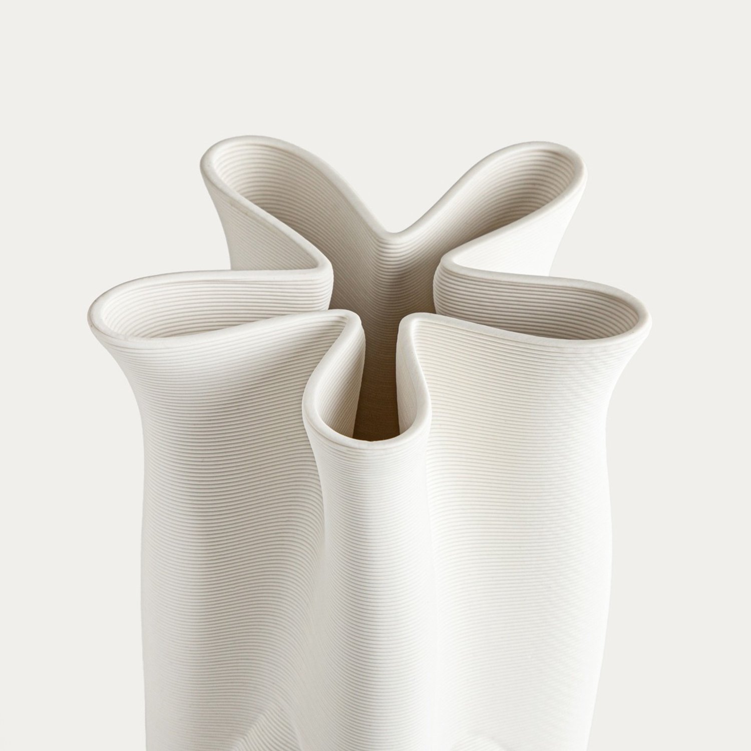 Homla Vaas | LIGNE | keramiek, gemaakt met 3D-printtechnologie | 18.4 x 24.5 cm | 779282 Beige