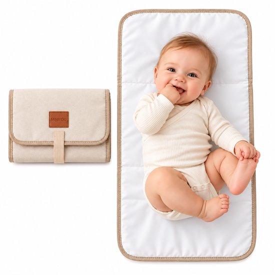Baby in beige rompertje lacht op een wit verschoningsmatje, naast een beige opvouwbare verschoningstas met bruin logo.