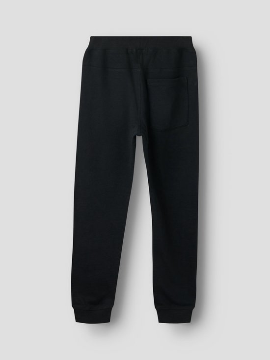 Achterkant van een zwarte joggingbroek met een enkele opgestikte achterzak.