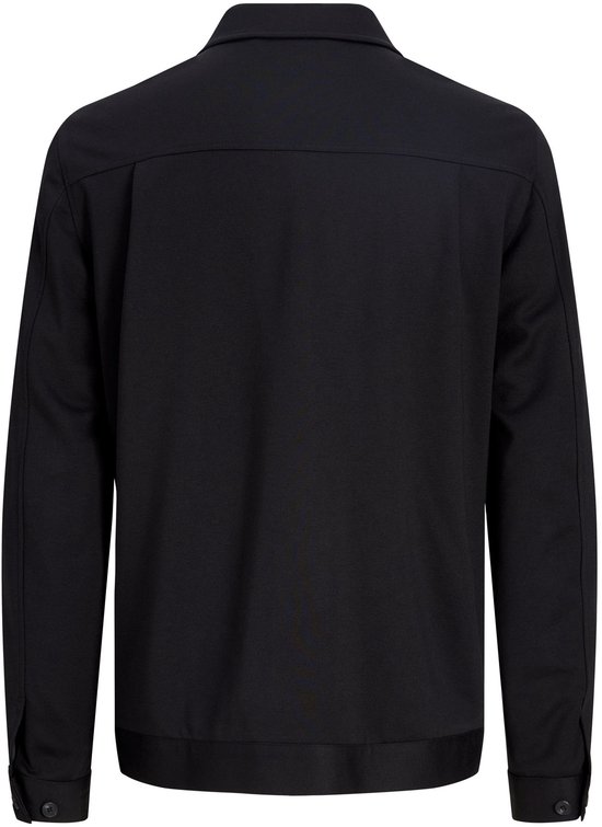 Achterkant van de zwarte blazer met gestikte naad over de rug.