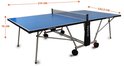 Blauwe Pegasi tafeltennistafel met oranje maataanduidingen: 274 cm lang, 152,5 cm breed en 76 cm hoog.