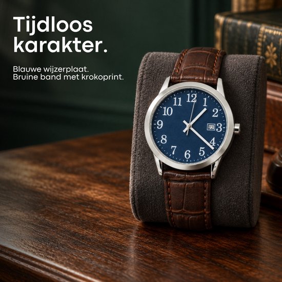 Horloge op een standaard met blauwe wijzerplaat en bruine band met krokoprint in een klassieke omgeving.