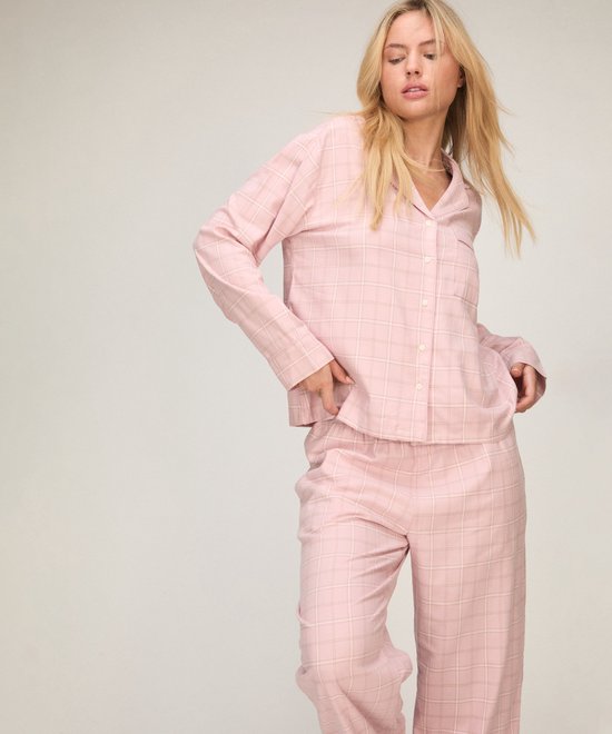 Model in roze geruite pyjamaset.
