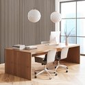 Modern kantoor met eikenhouten lamellenwand, bureau en bureaustoelen.