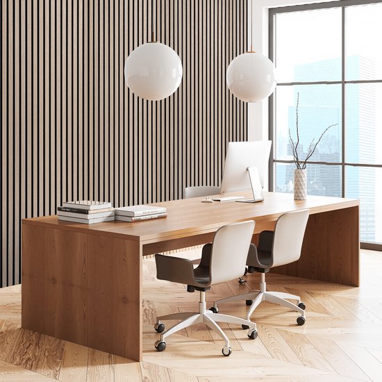 Modern kantoor met eikenhouten lamellenwand, bureau en bureaustoelen.