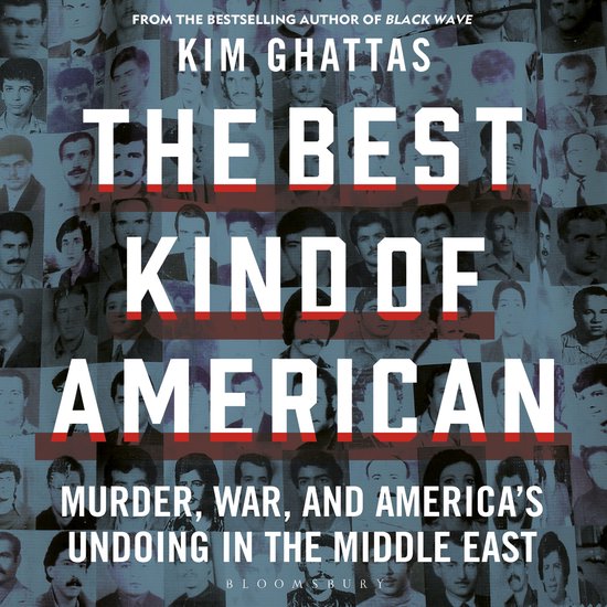 Boekomslag: 'The Best Kind of American' door Kim Ghattas, met een collage van zwart-witportretten op een blauwe achtergrond.