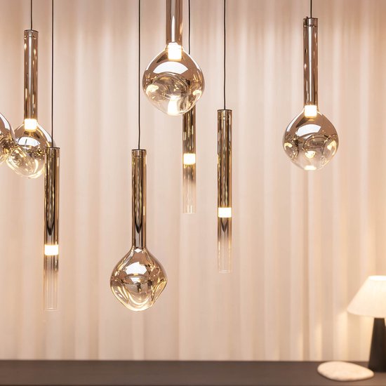 Sfeervolle hanglamp Bahia in een interieur, met verlichte glazen bollen en strakke metalen buizen.