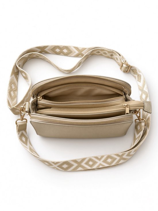 Bovenaanzicht van een geopende gouden crossbodytas met meerdere compartimenten en ritsen op een witte achtergrond.