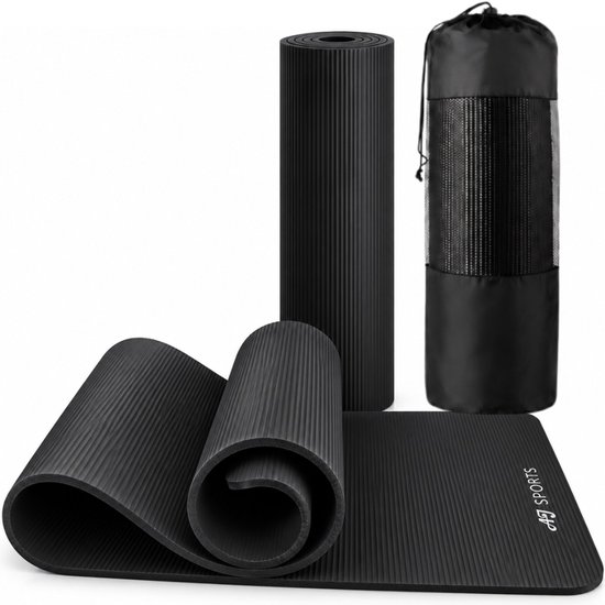 Zwarte AJ-Sports yogamat met ribbelstructuur, uitgerold, opgerold en in een draagtas.