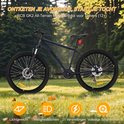 Zwarte RCB GK2 all-terrain mountainbike voor tieners, met iconen voor lichtgewicht frame, verlichting, 21 versnellingen en schijfremmen.