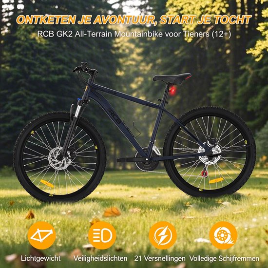 Zwarte RCB GK2 all-terrain mountainbike voor tieners, met iconen voor lichtgewicht frame, verlichting, 21 versnellingen en schijfremmen.