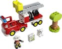 Duplo brandweerauto set met rode truck, beweegbare ladder, boom, katje, brandweerman en een blok met kattenafbeelding.