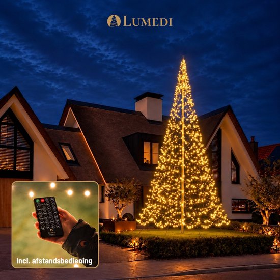 Lumedi vlaggenmast kerstboom met warm wit licht en een hand die de meegeleverde afstandsbediening vasthoudt.