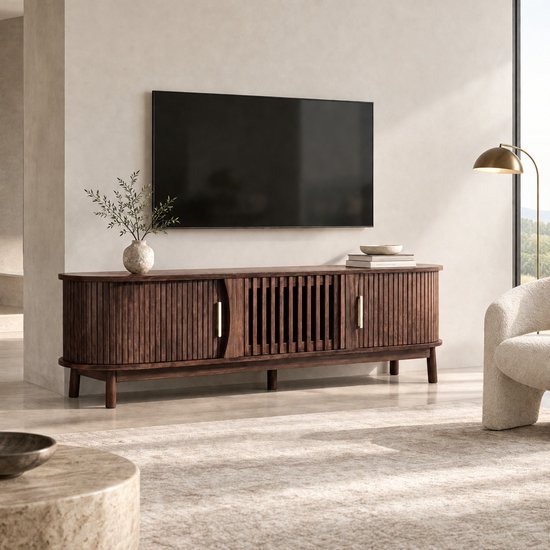 Bruin houten TV-meubel met lamellenontwerp en gouden details in een minimalistische woonkamer.