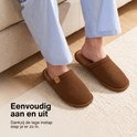 Bruine corduroy pantoffels voor heren, eenvoudig aan en uit te trekken dankzij lage instap.