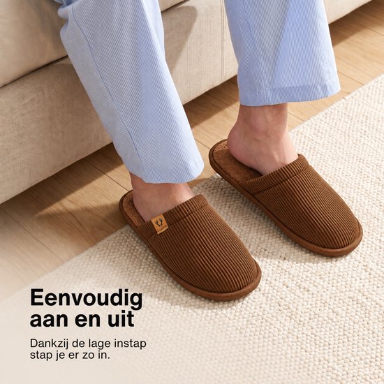 Bruine corduroy pantoffels voor heren, eenvoudig aan en uit te trekken dankzij lage instap.