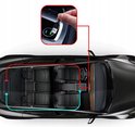 Bovenaanzicht van een auto-interieur met rood en blauw gemarkeerde bedrading voor led-panelen.