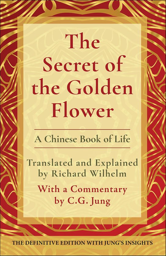 Boekomslag van The Secret of the Golden Flower, met rode en gouden decoratieve patronen op een crème achtergrond.