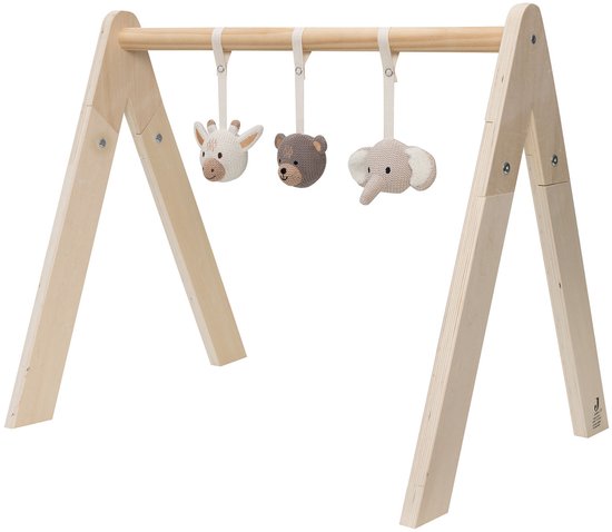 Houten babygym met drie dierenhangers: een giraffe, een beer en een schaap.