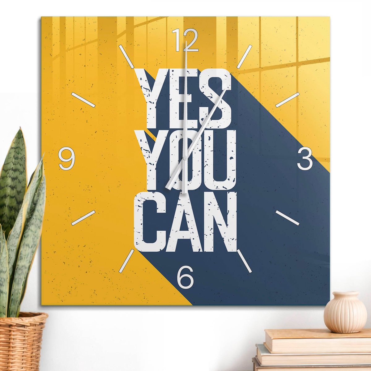 ArtPrintCave Geel Glazen Klok - 60x60 cm - Wandklok Vierkant - Motivatie Is Kracht. Wandklok Keuken - Kunst Unieke Klok - Witte Klokwijzers