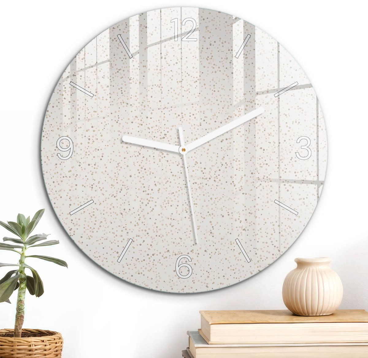 ArtPrintCave Romig Glazen Klok - Wandklok 30 cm - Muurklok Rond - Crème Stippen Wandklok Keuken - Minimalist Unieke Klok - Witte Klokwijzers