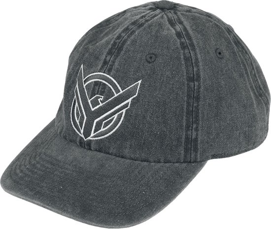 Grijze denim pet met geborduurd wit logo op de voorkant.