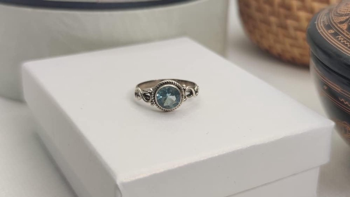 Damesring van zilver met aquamarijn