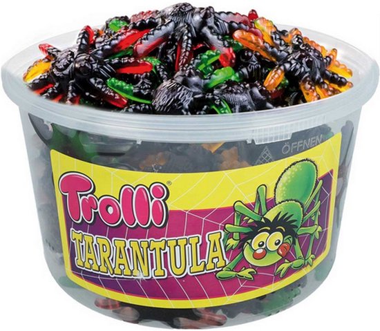 Transparante emmer met Trolli Tarantula snoepjes, zwarte spinnen en gekleurde wormen met 'ÖFFNEN' label.