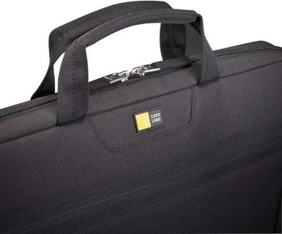 Detailopname van de bovenkant van een zwarte Case Logic laptoptas met ritssluiting en merklabel.