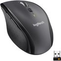 Zwarte Logitech muis en bijbehorende kleine USB-ontvanger.