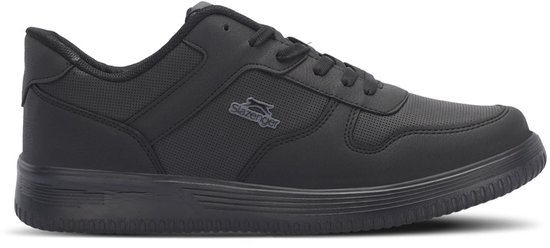 Zwarte Slazenger-sneakers met geperforeerde details en een logopatch op de zijkant.