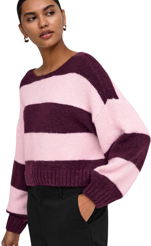 Model draagt een paars en roze gestreepte gebreide trui met een wijde halslijn.
