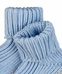 Detailopname van de boorden van lichtblauwe gebreide babysokjes.