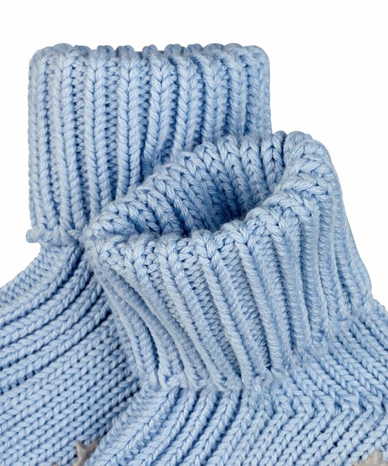 Detailopname van de boorden van lichtblauwe gebreide babysokjes.
