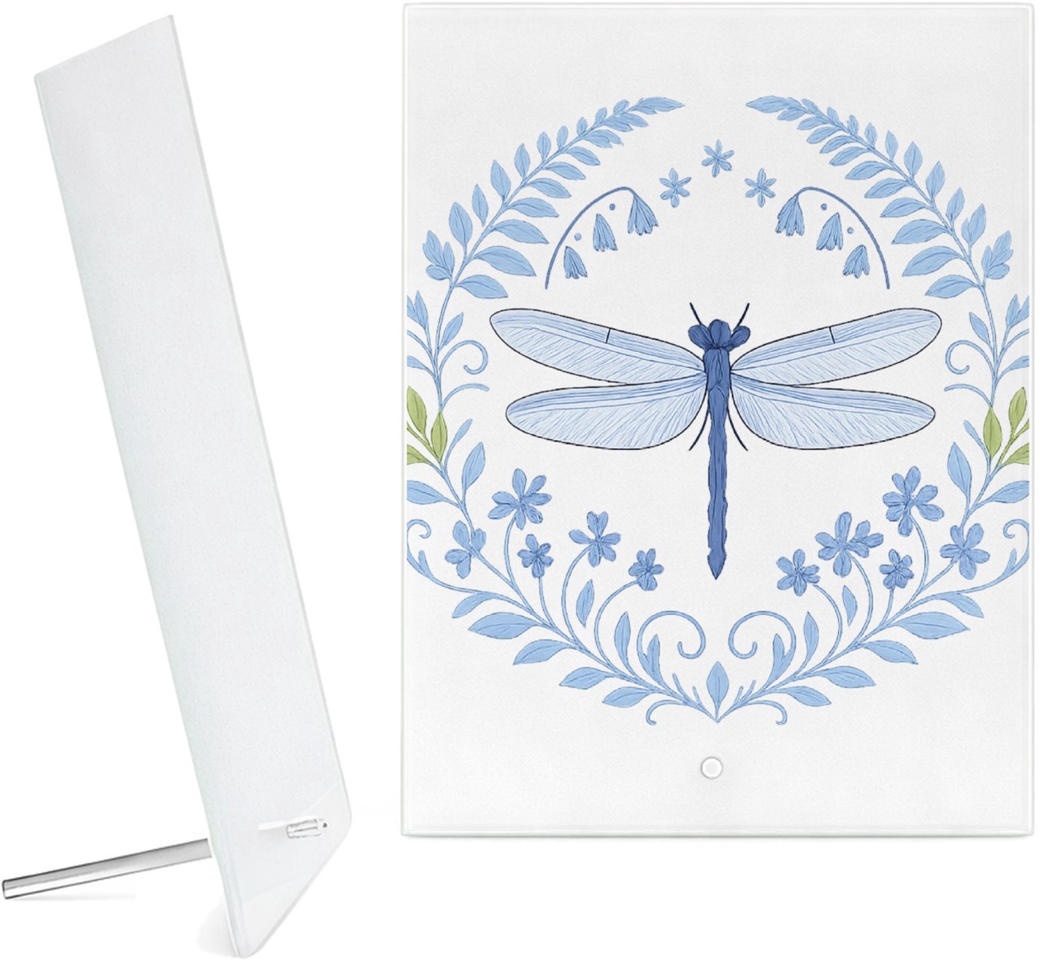 Mr Cadeautjes Glazen fotopaneel Serene bosrand met libellen en varens in een verfijnd blauw- 15 x 20 cm, staand - glas, decoratie, wanddecoratie | cadeau Wit