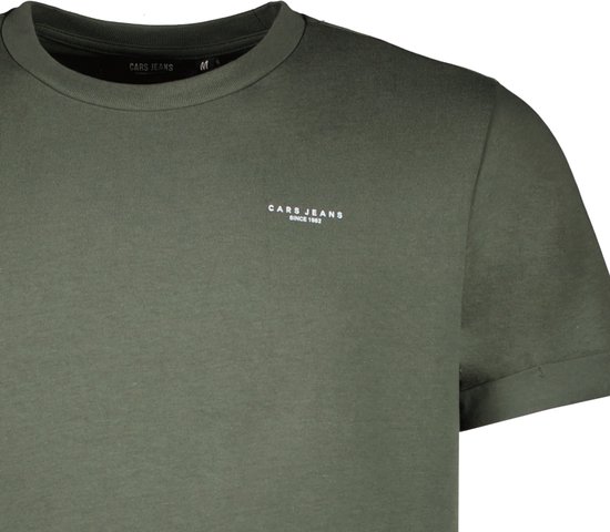 Detailopname van een donkergroen Cars Jeans T-shirt met 'CARS JEANS SINCE 1982' op de borst.