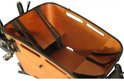 Detail van de oranje houten bak van een bakfiets met zwarte banden en riemen.
