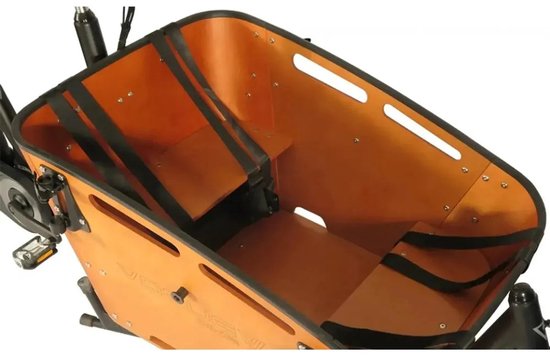 Detail van de oranje houten bak van een bakfiets met zwarte banden en riemen.