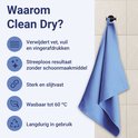 Blauwe Clean Dry droogdoek hangt aan een haakje aan een betegelde muur.