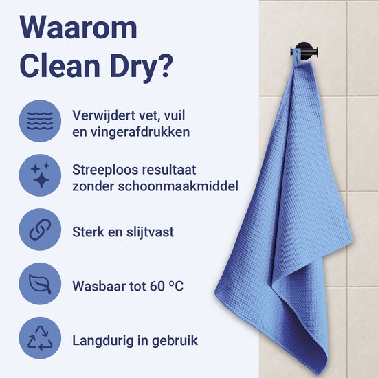 Blauwe Clean Dry droogdoek hangt aan een haakje aan een betegelde muur.