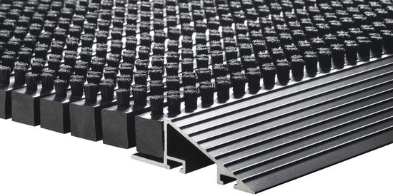 Close-up van de structuur van de Hamat deurmat met zwarte borstels en aluminium profiel.