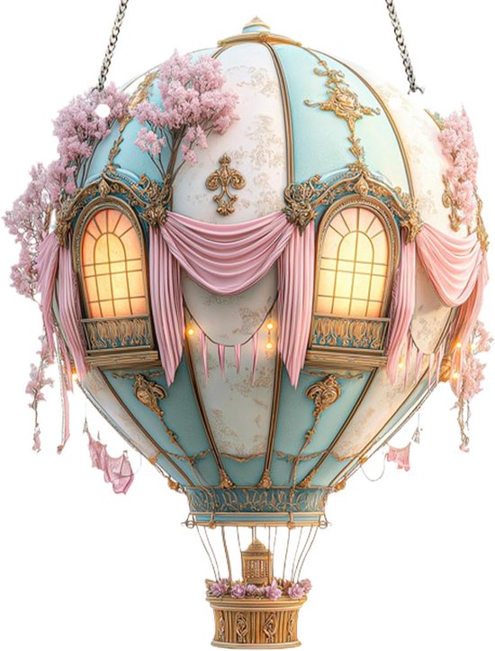 Decoratieve hangende heteluchtballon in blauw en wit met roze bloemaccenten, gouden details en verlichte ramen.