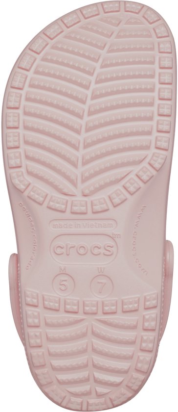 Onderkant van een roze Crocs klomp, maat W5/M7, met profiel.