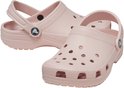 Paar roze Crocs klompen, een met band naar achteren, beide met perforaties.