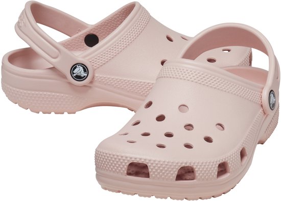 Paar roze Crocs klompen, een met band naar achteren, beide met perforaties.