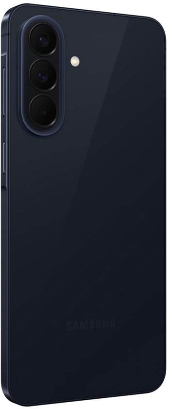 Donkerblauwe smartphone met drie camera's aan de achterkant, van de zijkant gezien.