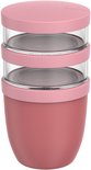 Een roze Mepal lunchpot met drie gestapelde, transparante compartimenten en een roze deksel. De inhoud is niet zichtbaar.
